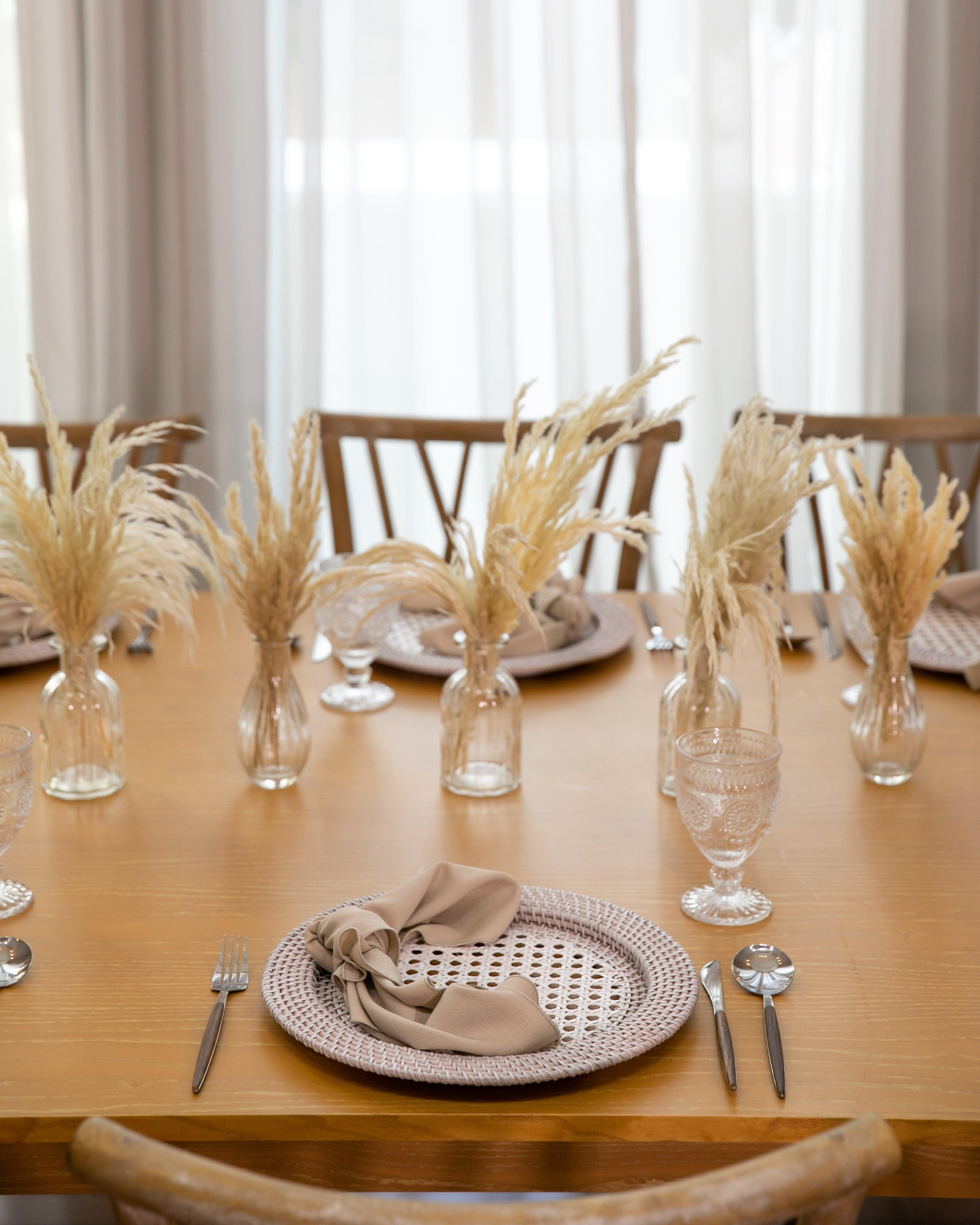 Boho &amp; Woods party package: Table with tableware, centrepieces, and glasses/vases of wheat.