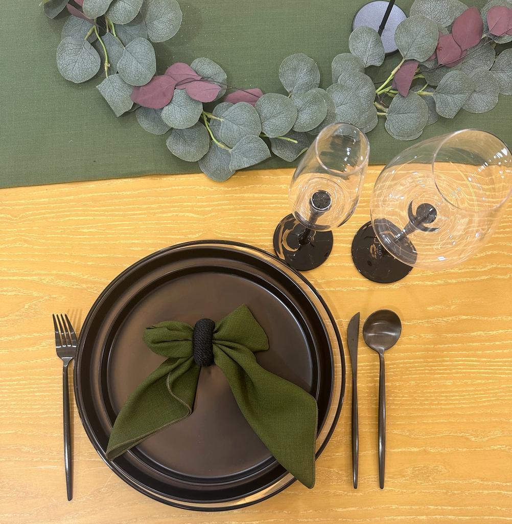 Stylish napkin rings with plates, glasses, and a wreath.